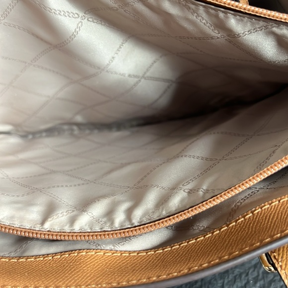 Wome Michael Kors Voyager Handbag - Picture 8 of 8